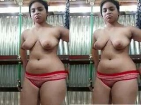 Hot Indian girl Desi strips and takes a bath in public