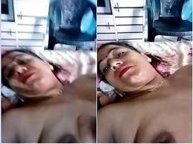 Desi bhabhi satisfies her lover with naughty selfies