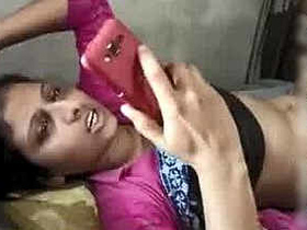 Indian college student continues to give oral pleasure to guy on phone