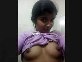 Desi babe goes nude in steamy videos