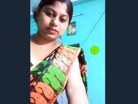 Explore the beauty of a Desi bhabi's navel in this village video