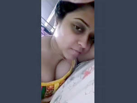 Stunning Indian babe flaunts her body in a steamy video