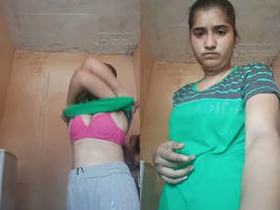 Indian girl gets naked and flaunts her body in a steamy video
