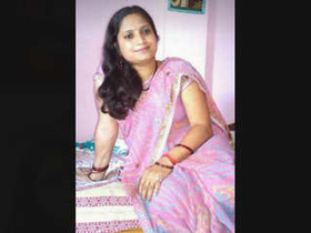Desi bhabi's MMS clips featuring pretty and seductive women