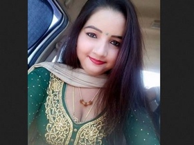 Adorable girl sends MMS of herself