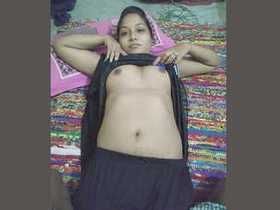 Indian girlfriend gives oral pleasure to a well-endowed partner
