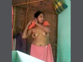 Aunty's clothes change in Mallu Tia's video