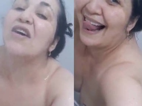 Aunty indulges in a bathing video for her lover