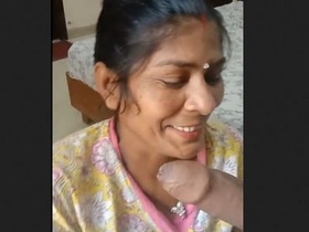 Mature Indian woman gives a blowjob in amateur video