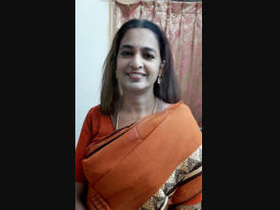 Desi bhabi flaunts her body in a nude performance