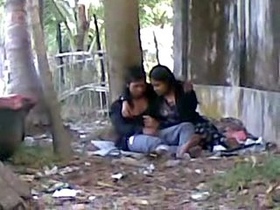 Teen Indian girl gives oral sex in public park