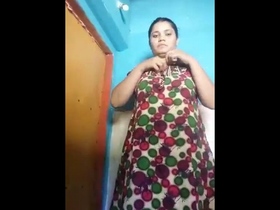 Nude Desi girl takes selfies without clothing