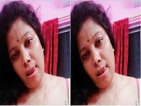 Curvy Indian babe Budi flaunts her big boobs