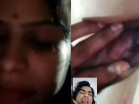 Lustful bhabhi gets intimate with her boyfriend in a video