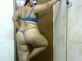 Aunty in thong performs sensual twerking