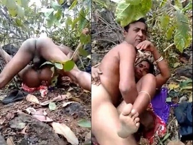 Indian couple has sex in the wild