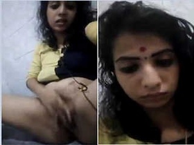 Indian girl flaunts her breasts and pussy in a seductive manner