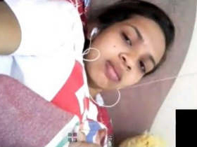 A girl from Sri Lanka reveals her intimate area