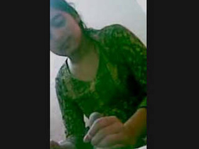 Indian girl masturbates and gives a blowjob in a hot video