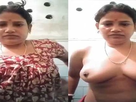 Bhabhi from Bihar seduces with her body on camera