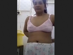 Bangladeshi woman pleasures herself in video due to lack of satisfaction