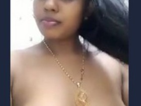 Desi bhabi flaunts her body in the nude