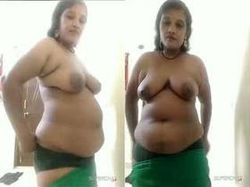 Watch a sexy Desi bhabhi in a live camera show
