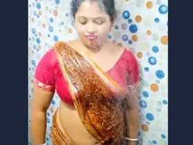 Indian mature aunt's erotic bath