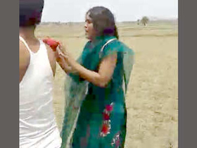 Desi porn lover gets caught in the field while making collages