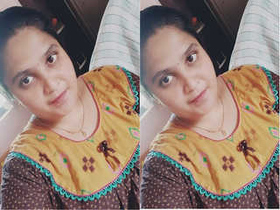 Indian babe flaunts her big breasts and tight pussy in exclusive video