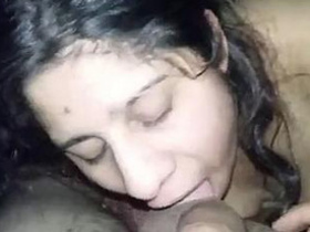 Seductive Indian beauty gives an oral pleasure to her partner