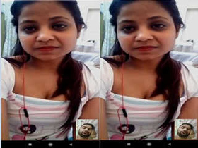Amateur Indian girl reveals her breasts in exclusive Vk video