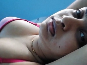 Hot Tamil wife seductively teases in solo MMS video