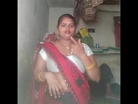 Bhabi's sparkling navel and milky cleavage on full display