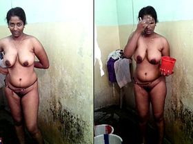 Sultry auntie records herself while taking a bath for her spouse