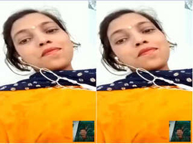 Exclusive Indian bhabhi reveals her boobs and pussy on Facebook