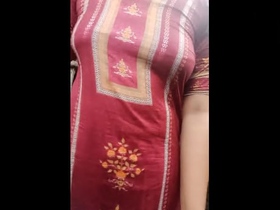 Arousing bathroom encounter with a seductive Indian beauty