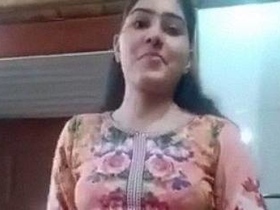Nude Indian girl shows off her body in solo video