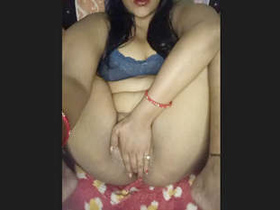 Indian bhabhi flaunts her sexy pussy in a steamy video