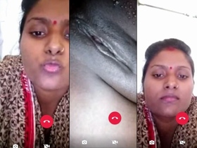 Indian bhabhi takes naughty selfies of her pussy