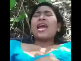 Indian sweetheart experiences outdoor sex for the first time