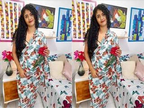 Indian babe flaunts her curves in front of camera
