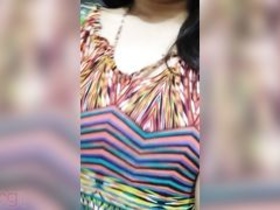 Busty Indian hottie pleasures herself in a selfie video