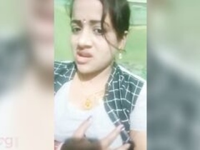 Desi babe flaunts her body in seductive selfies