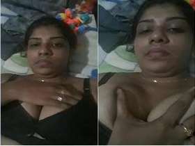 Desi bhabhi flaunts her boobs on camera