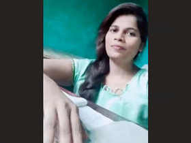 Desi babe flaunts her big boobs and pussy in a solo video