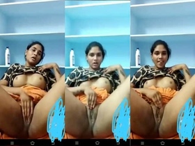 Desi girl reveals her naked body in MMS video