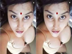 Lankan Tamil babe displays her big boobs and tight pussy in exclusive video
