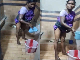 Amateur Indian aunty cleansing her pussy in exclusive video
