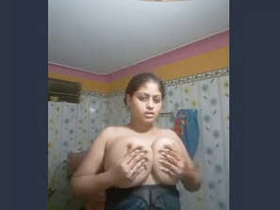 Desi bhabhi flaunts her ample bosom in front of camera